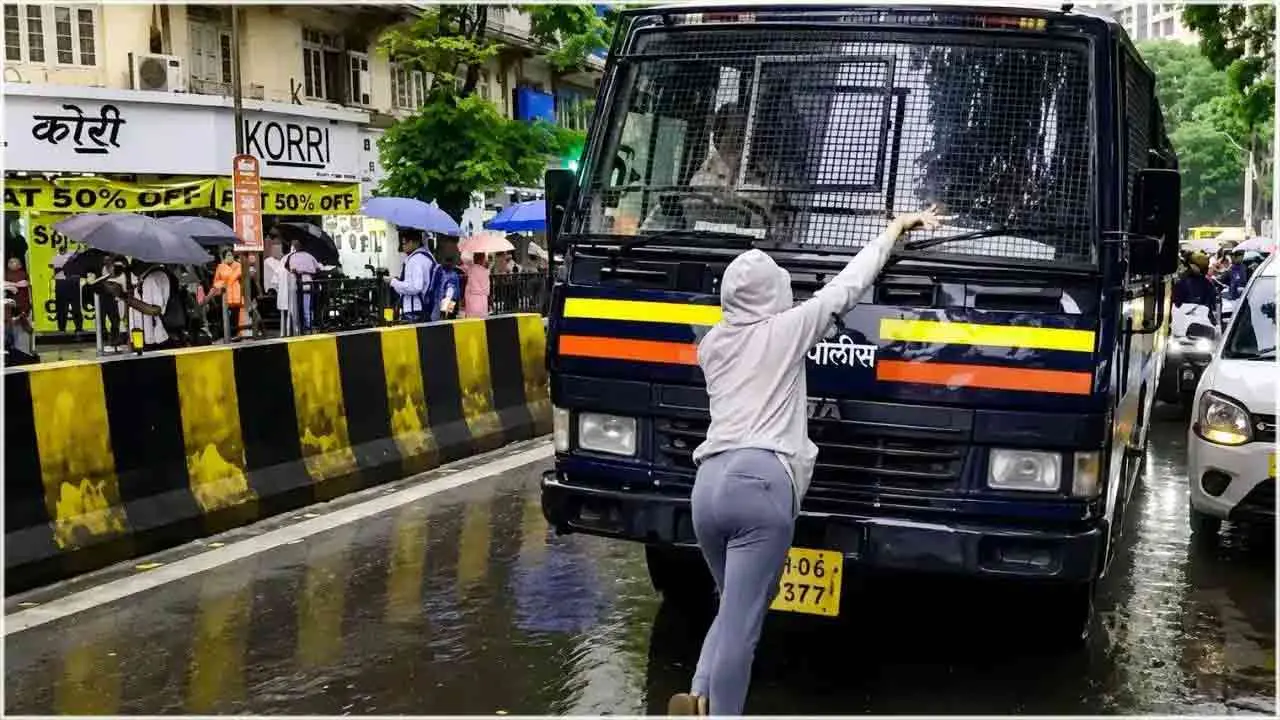 ভিডিও: ভারতে পুলিশ ভ্যানের সামনে রুখে দাঁড়ালেন তরুণী