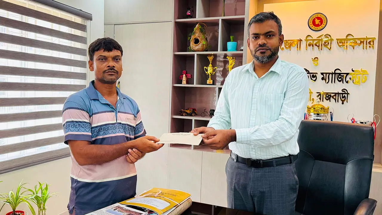 ট্রেনের যাত্রীদের বিনামূল্যে পানি পান করানো মুন্নু শেখকে আর্থিক সহায়তা