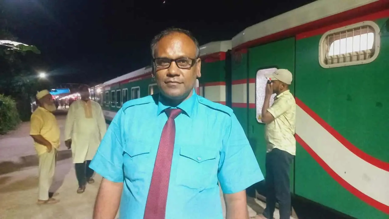 ট্রেনে ফেলে যাওয়া স্বর্ণ-টাকা ফিরিয়ে দিলেন স্টুয়ার্ড গার্ড