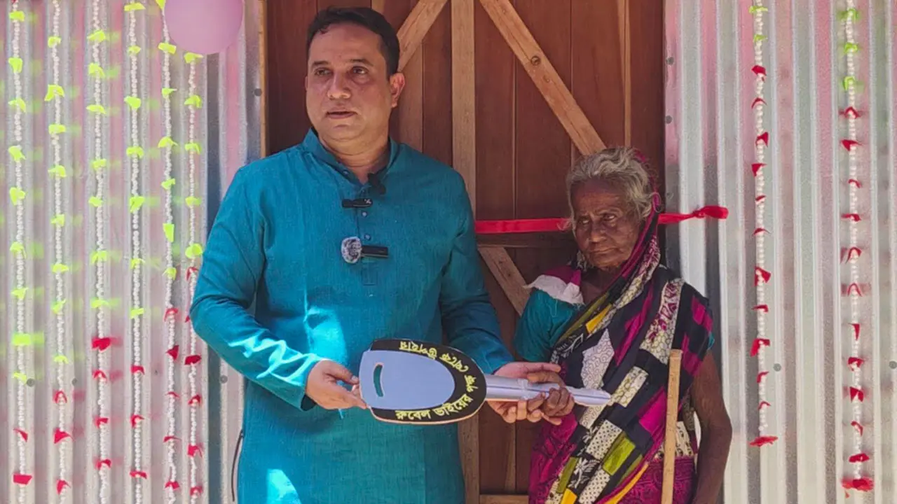 ৭০ টাকার ঋণ শোধ করলেন এমপি, বৃদ্ধার জন্য নির্মাণ করে দিলেন ঘর