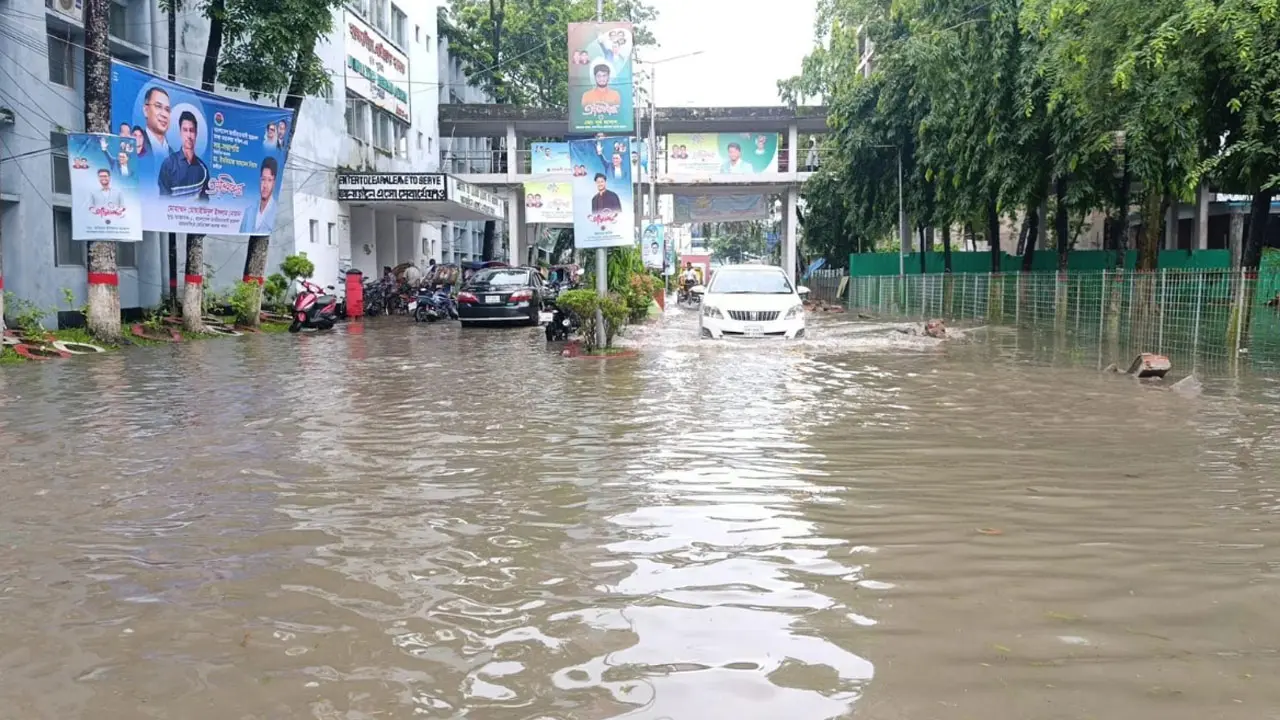 ময়মনসিংহে ৯ ঘণ্টায় ১৭৪ মিলিমিটার বৃষ্টি, জলাবদ্ধতায় দুর্ভোগে নগরবাসী