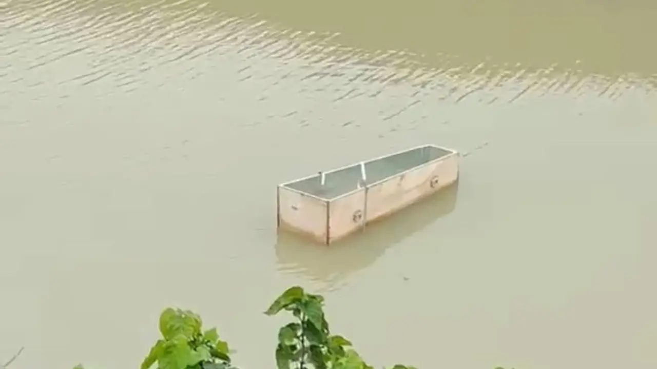 ব্রহ্মপুত্রে ভেসে এলো খালি কফিন, এলাকাজুড়ে কৌতূহল-আতঙ্ক