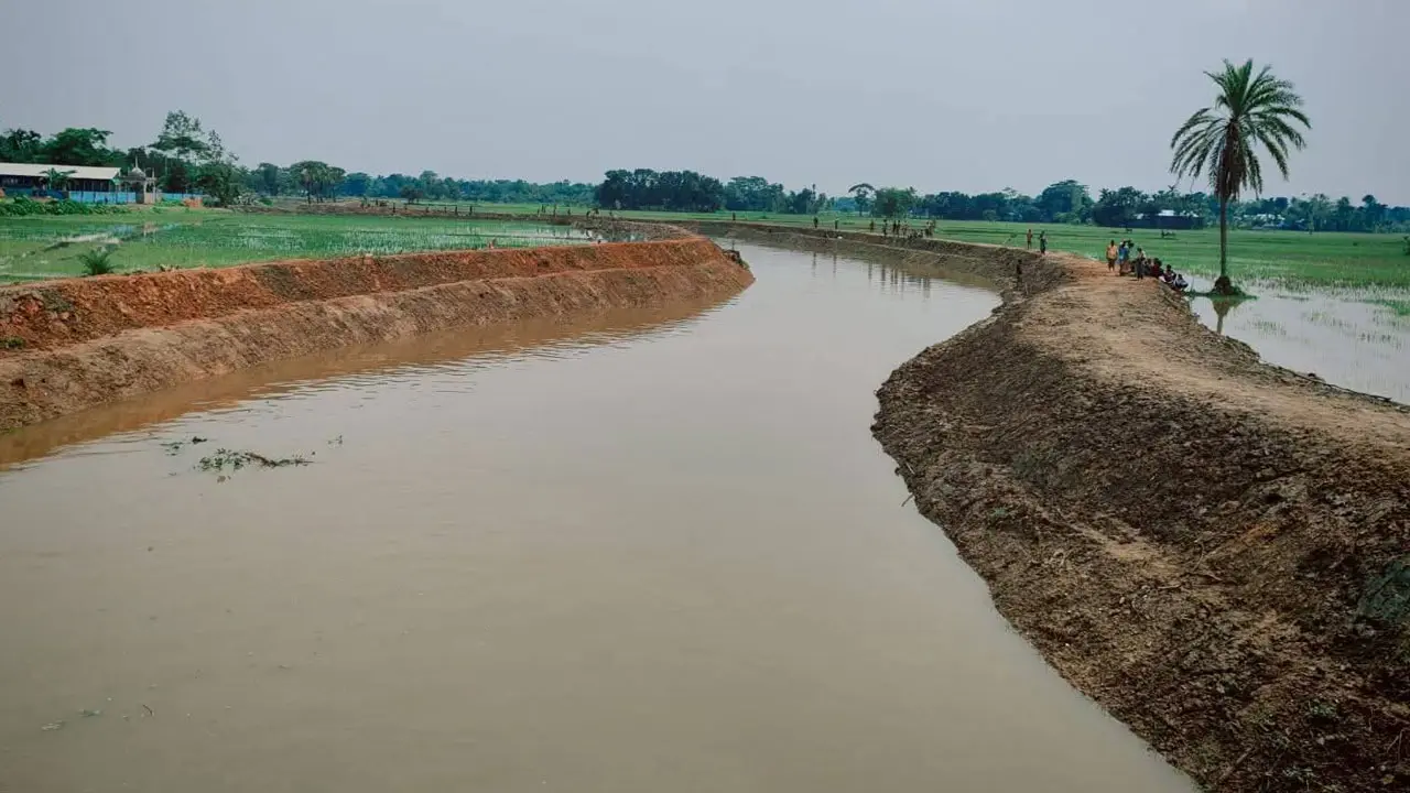 ময়মনসিংহে খাল পুনঃখননে বেঁচে যাওয়া ৬৮ লাখ টাকা ফেরত দিল প্রশাসন