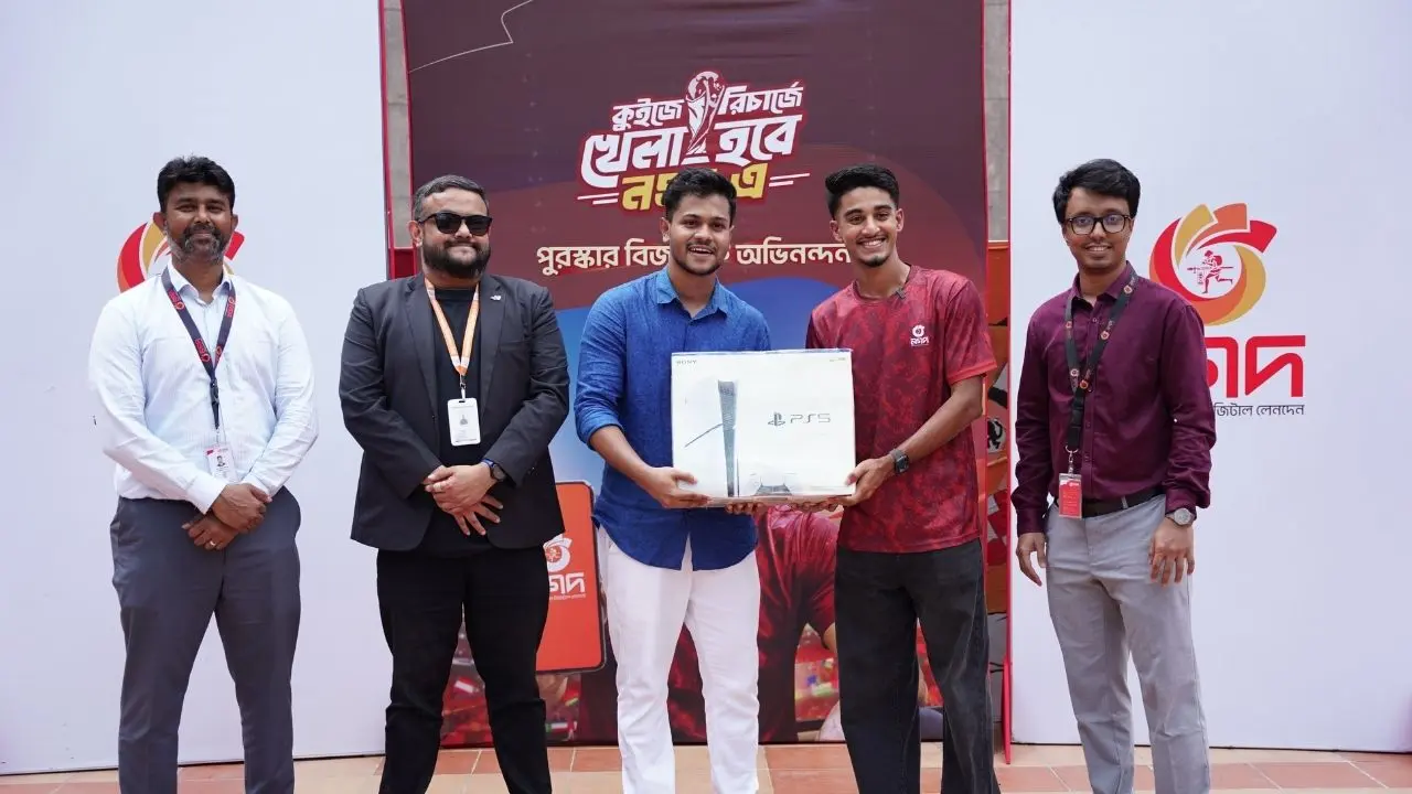 আইইউবিতে ফুটবলার মোরসালিনের কাছ থেকে গেমিং কনসোল উপহার নিলেন সাকিবুল