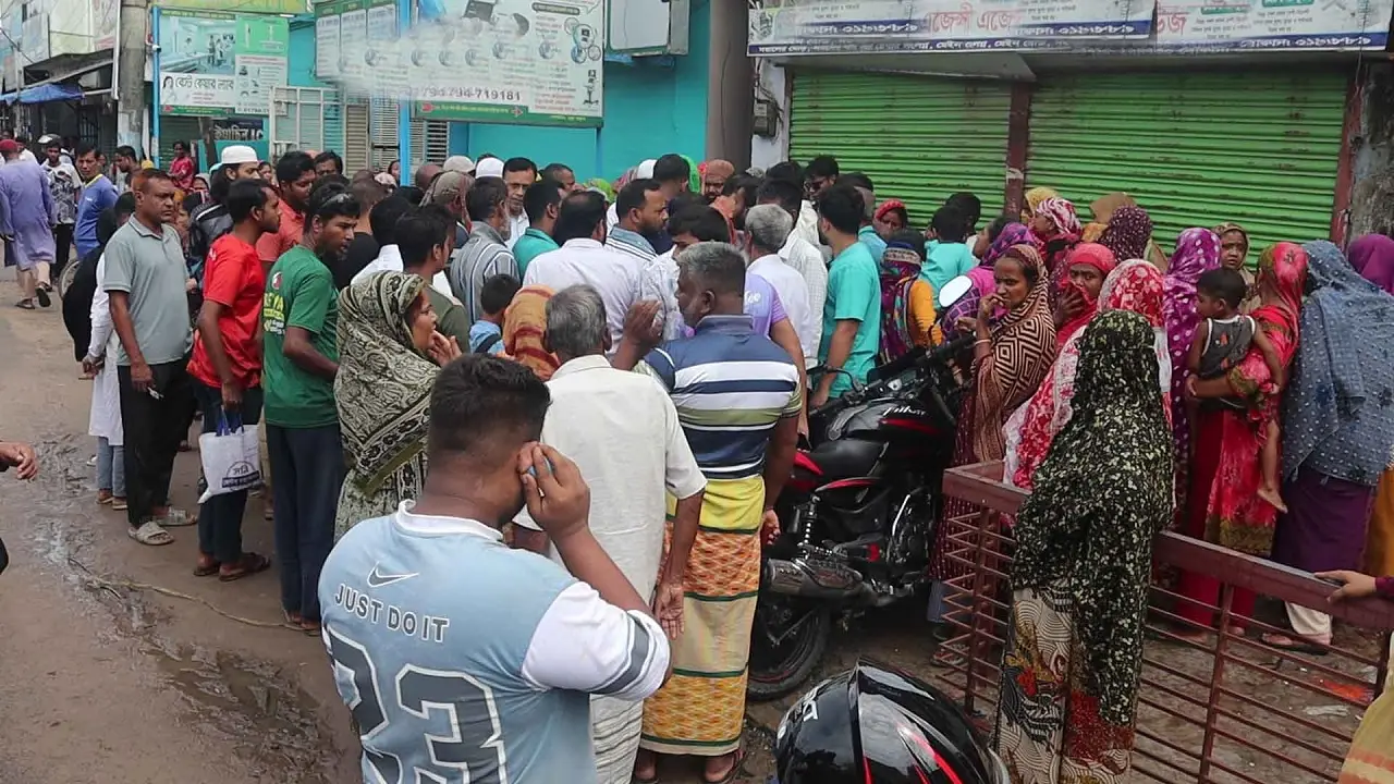 নওগাঁয় বাস চাপায় শিক্ষকের মৃত্যু