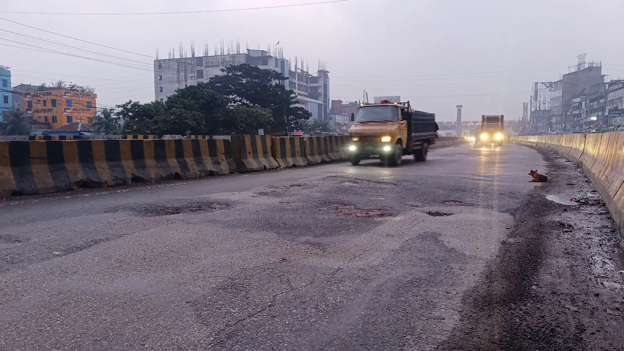 ঢাকা-চট্টগ্রাম মহাসড়কে গর্ত-খানাখন্দ, বাড়ছে দুর্ঘটনার ঝুঁকি