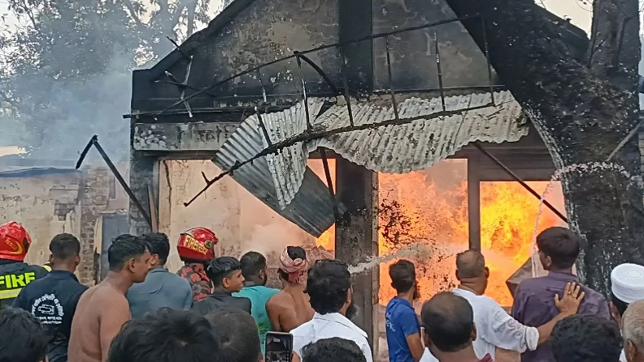 নাটোরে পেট্রোল পাম্পে আগুন