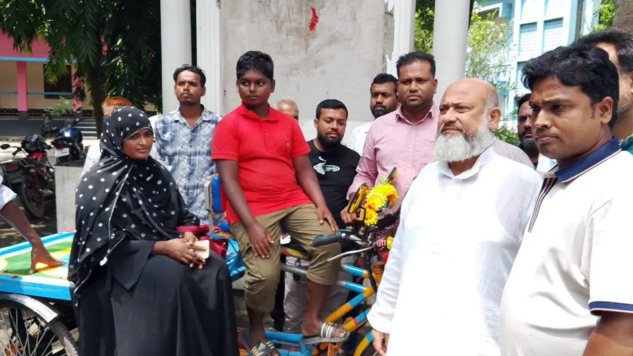 প্রতারকের খপ্পরে ভ্যান হারানো সেই শাহাদৎ পেল নতুন ভ্যান