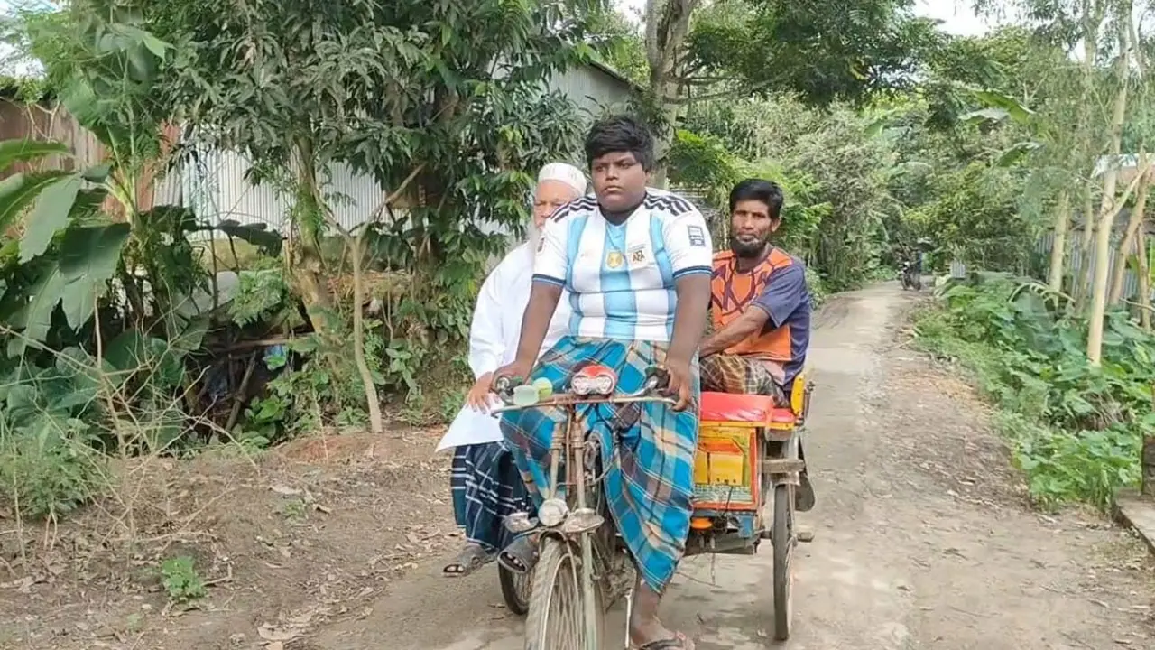 বাবাকে বাঁচাতে নিজের চিকিৎসা বন্ধ করে সংসারের হাল ধরেছে হৃদয়