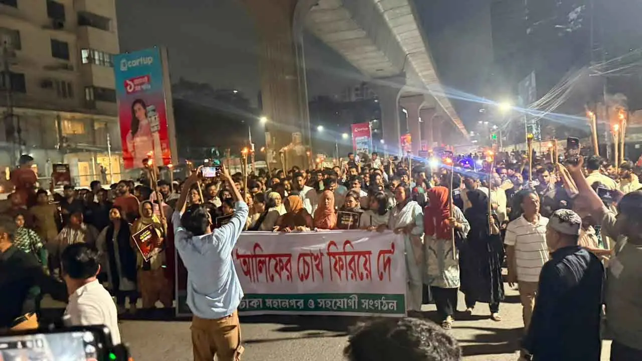 হবিগঞ্জ ও সিলেটে হামলার প্রতিবাদে রাজধানীতে এনসিপির মশাল মিছিল