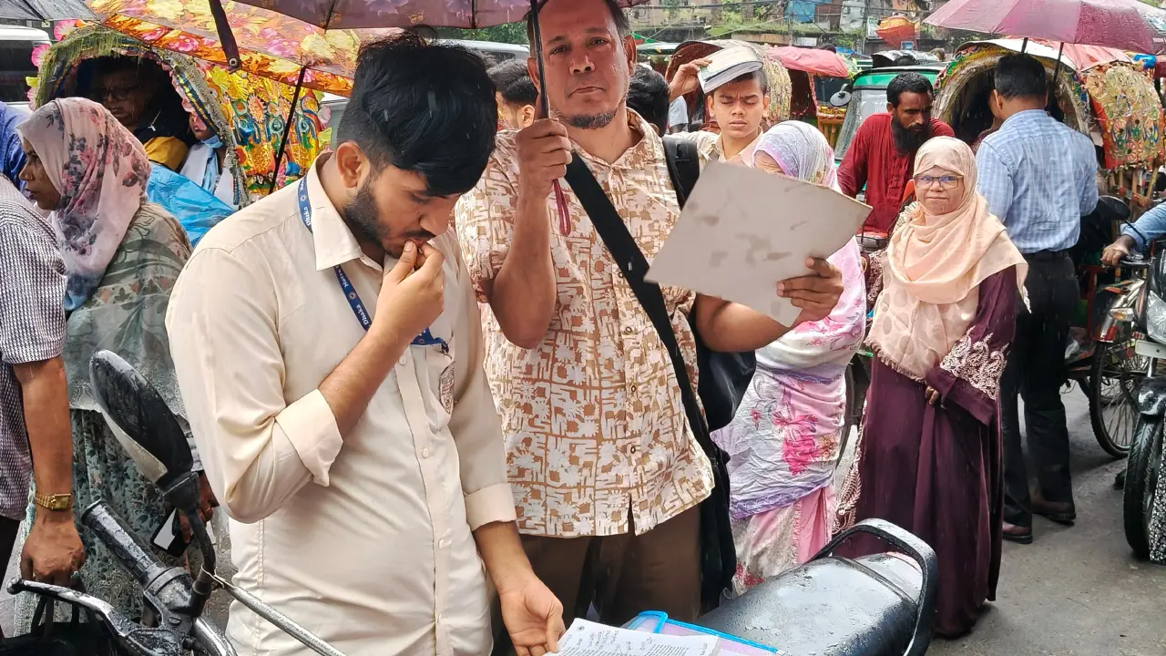 শেষ মুহূর্তে বইয়ের পাতায় চোখ আহনাফের, ছাতা ধরে আছেন বাবা