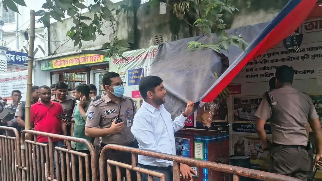 ট্রাফিক পুলিশের বিশেষ অভিযানে ২৫ মামলায় জরিমানা ৪০ হাজার, আটক ১৬