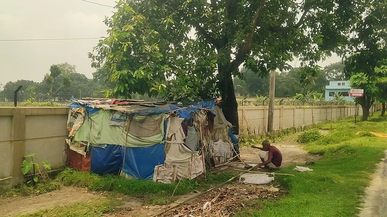 খড়কুটো ও ছেঁড়া ব্যানারে তৈরি ঘর, নেই খাবার-চিকিৎসার নিশ্চয়তা