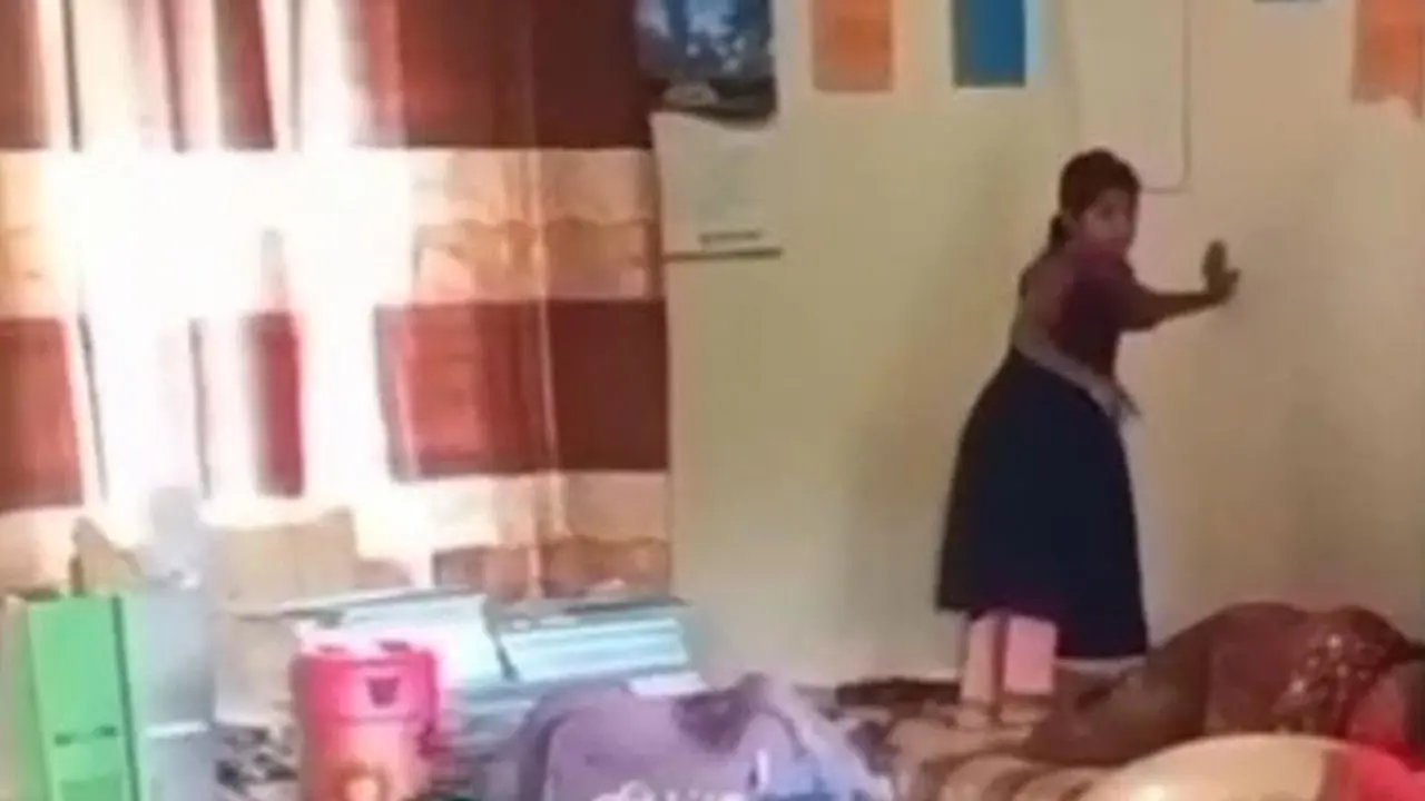 ক্লাসে শিক্ষার্থীকে দিয়ে শরীর ম্যাসাজ, শিক্ষিকার বিরুদ্ধে বিভাগীয় মামলা