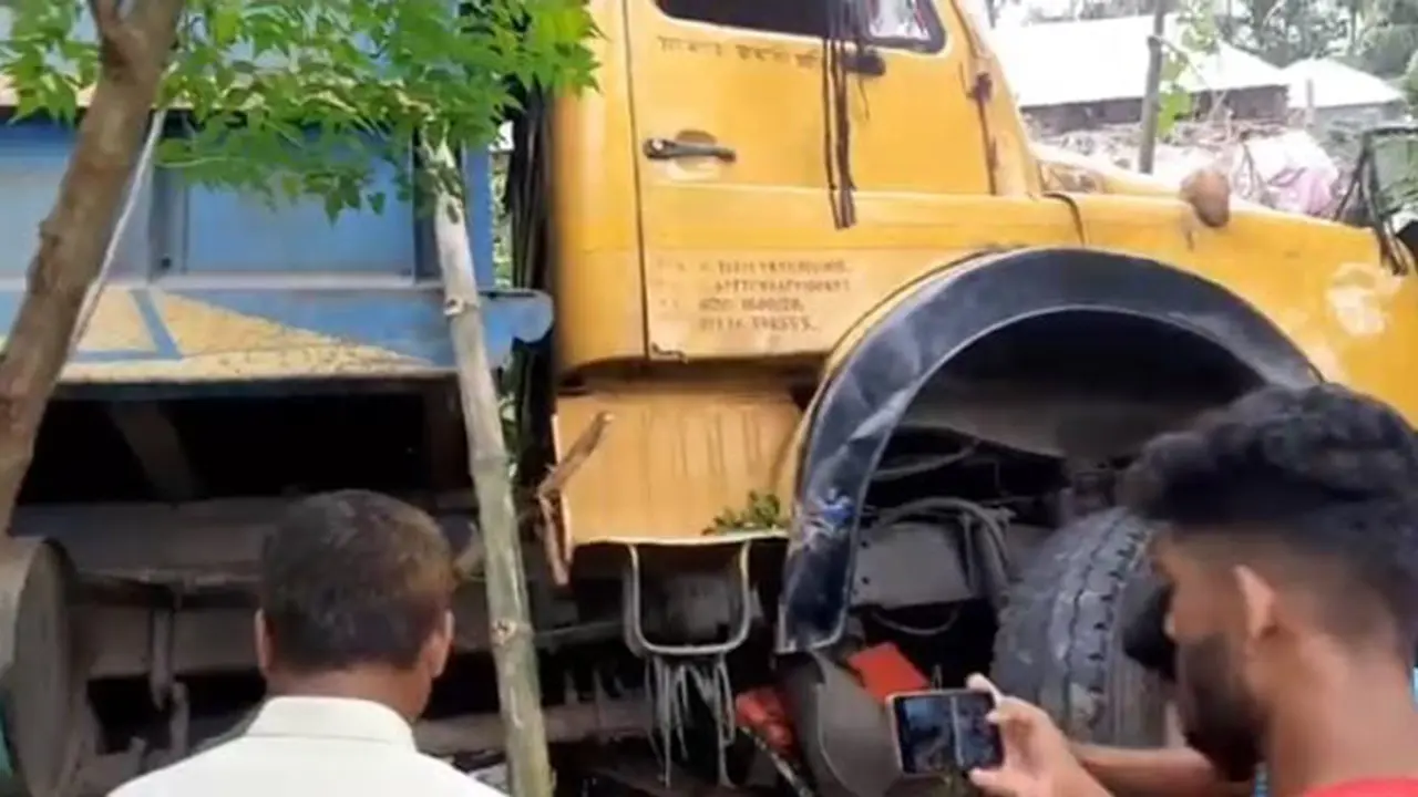 নীলফামারীতে ট্রাকের ধাক্কায় একই পরিবারের তিনজনসহ নিহত ৪