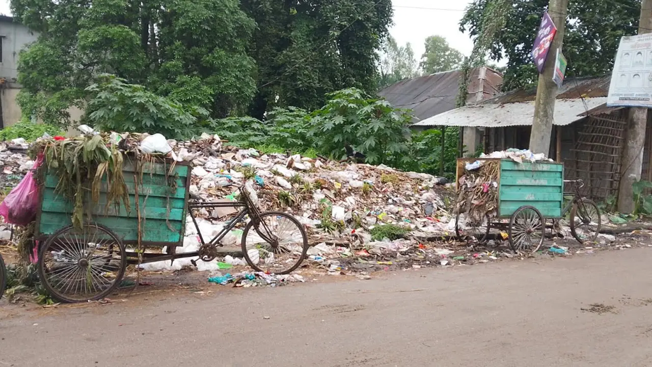 নির্দিষ্ট বর্জ্য ব্যবস্থাপনার অভাবে জলঢাকাজুড়ে ময়লার স্তূপ
