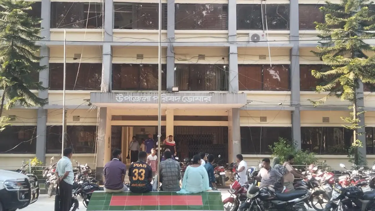 ফ্যামিলি কার্ডের কর্মী নিয়োগে স্বজনপ্রীতির অভিযোগ, ক্ষুব্ধ পরীক্ষার্থীরা