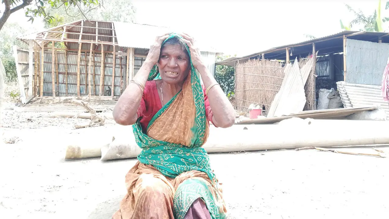 ‘জানি না কতবার ঘর হারালে সরকার আমাদের জন্য একটা স্থায়ী বাঁধ দেবে’