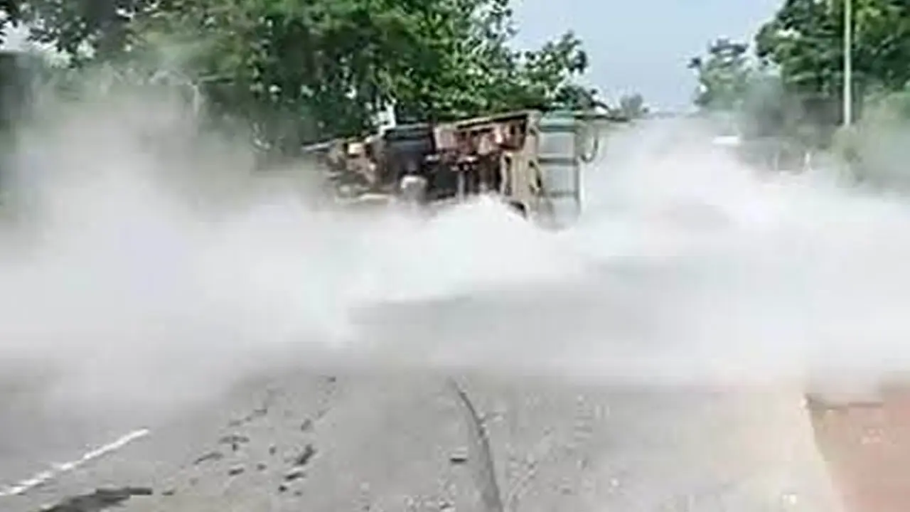 নাইট্রোজেনবাহী ট্রাক উল্টে ধোঁয়ায় আচ্ছন্ন মহাসড়ক, আহত ২