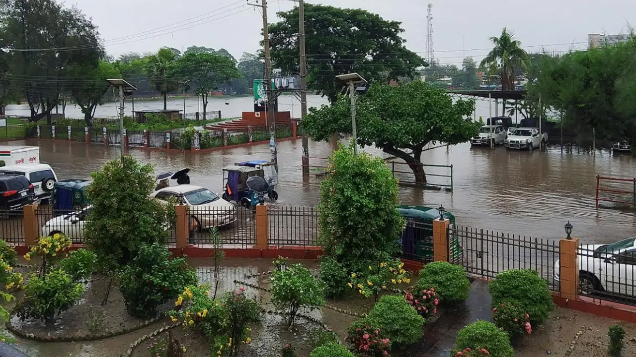 নোয়াখালীতে তিন দিন ধরে টানা বৃষ্টি, চোখ রাঙাচ্ছে বন্যা