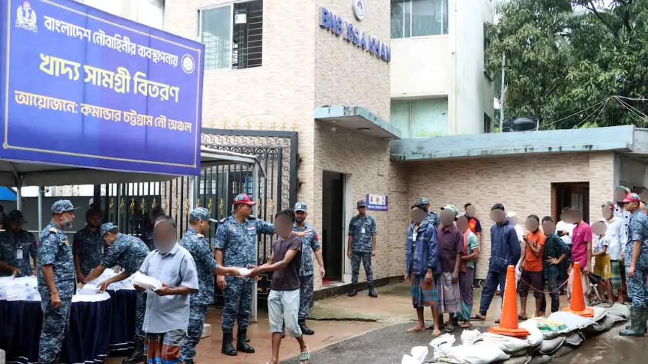 ২ হাজার প্যাকেট রান্না খাবার নিয়ে পানিবন্দি মানুষের পাশে নৌবাহিনী