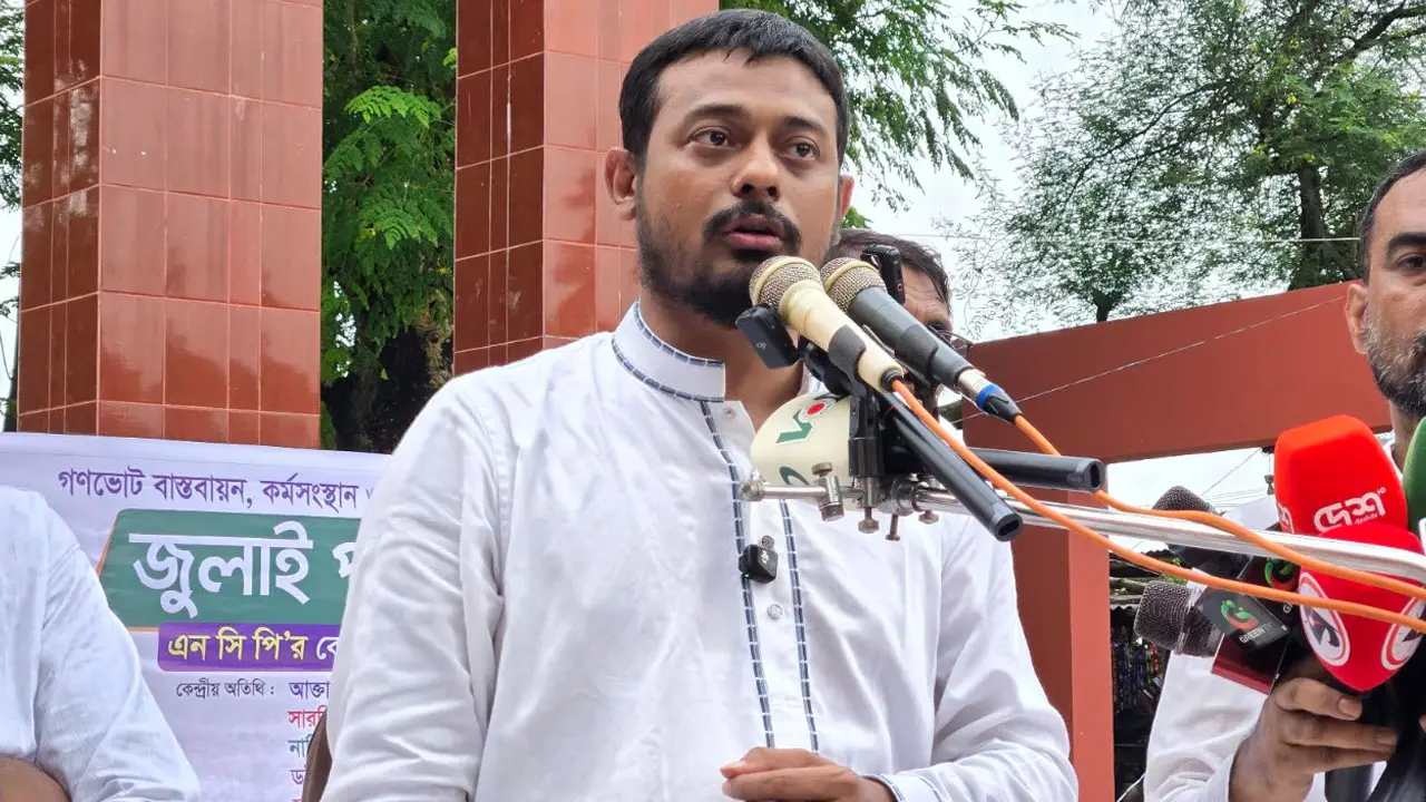 বন্যায় মানুষ মারা যাচ্ছে, প্রধানমন্ত্রী সেখানে না গিয়ে গেলেন বরিশালে