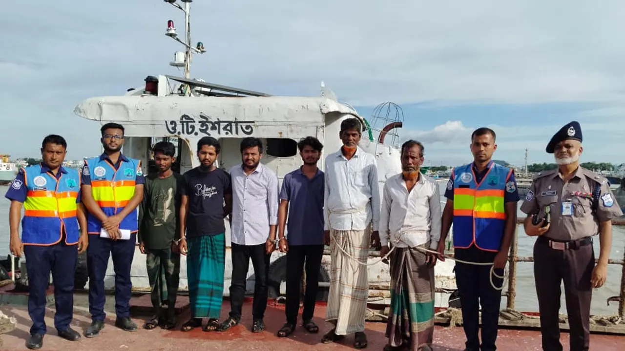কর্ণফুলী নদীতে প্রায় ১৩ হাজার লিটার চোরাই ডিজেলসহ গ্রেপ্তার ৬