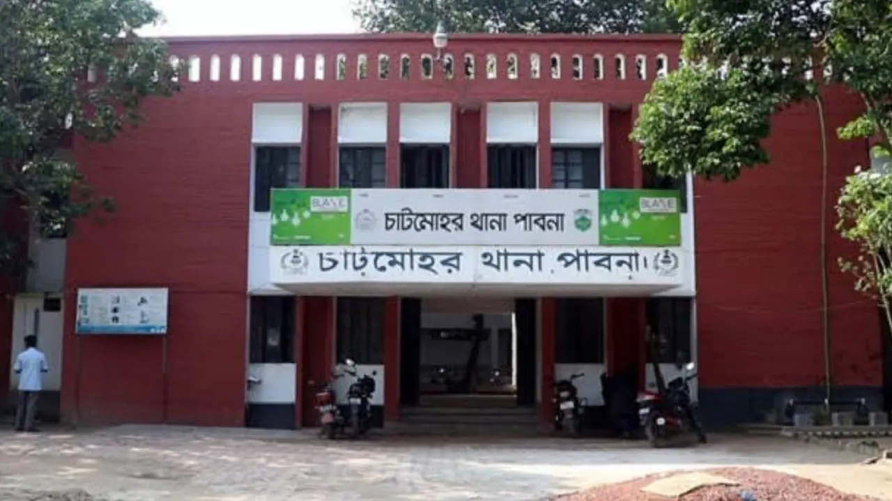 পাবনায় কবরস্থানের পাশ থেকে ভ্যানচালকের গলাকাটা মরদেহ উদ্ধার