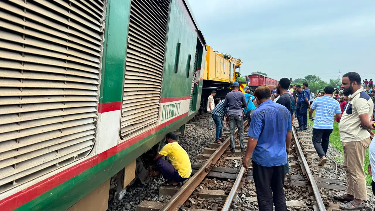 একতা এক্সপ্রেস লাইনচ্যুত, উত্তরাঞ্চলের সঙ্গে ঢাকার ট্রেন চলাচল বন্ধ