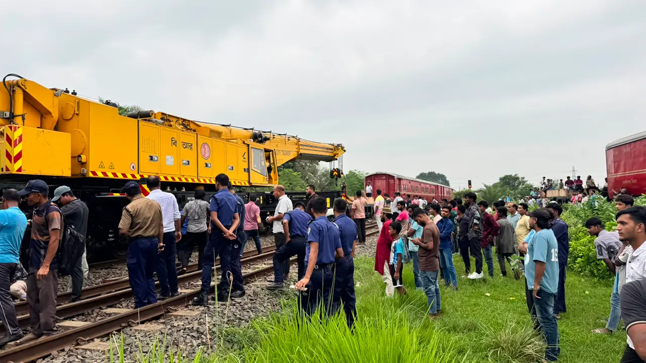 তিন ঘণ্টা পর ঢাকা-উত্তরবঙ্গ রুটে ট্রেন চলাচল স্বাভাবিক