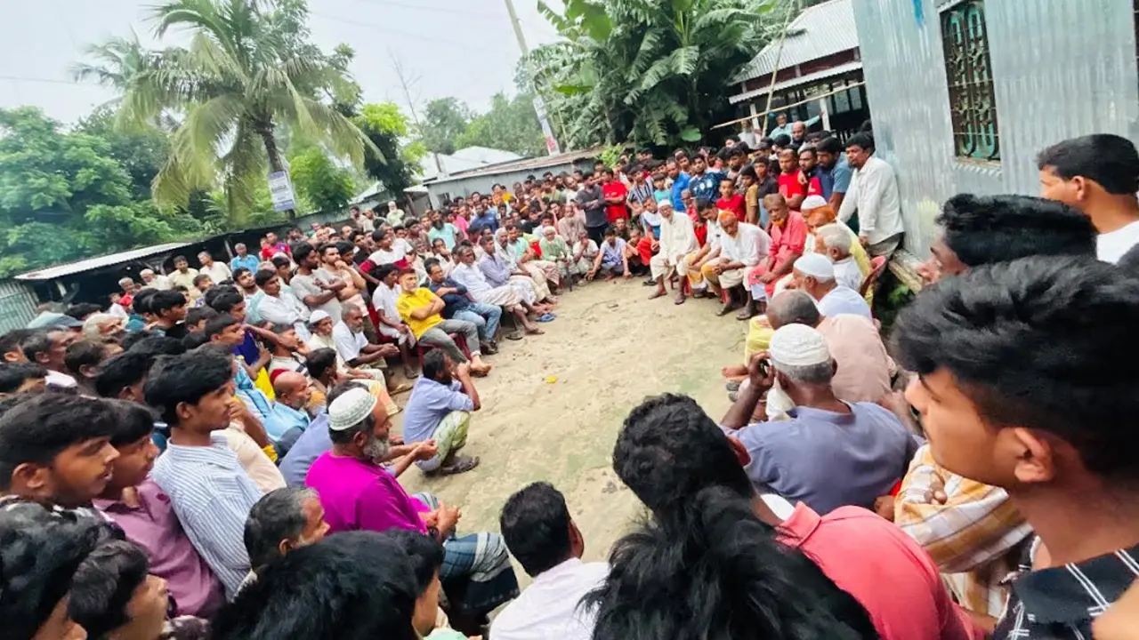 ধর্ষণচেষ্টার শাস্তি ‘২০ জুতার বাড়ি’, চেয়ারম্যানসহ ১২ জনের নামে মামলা