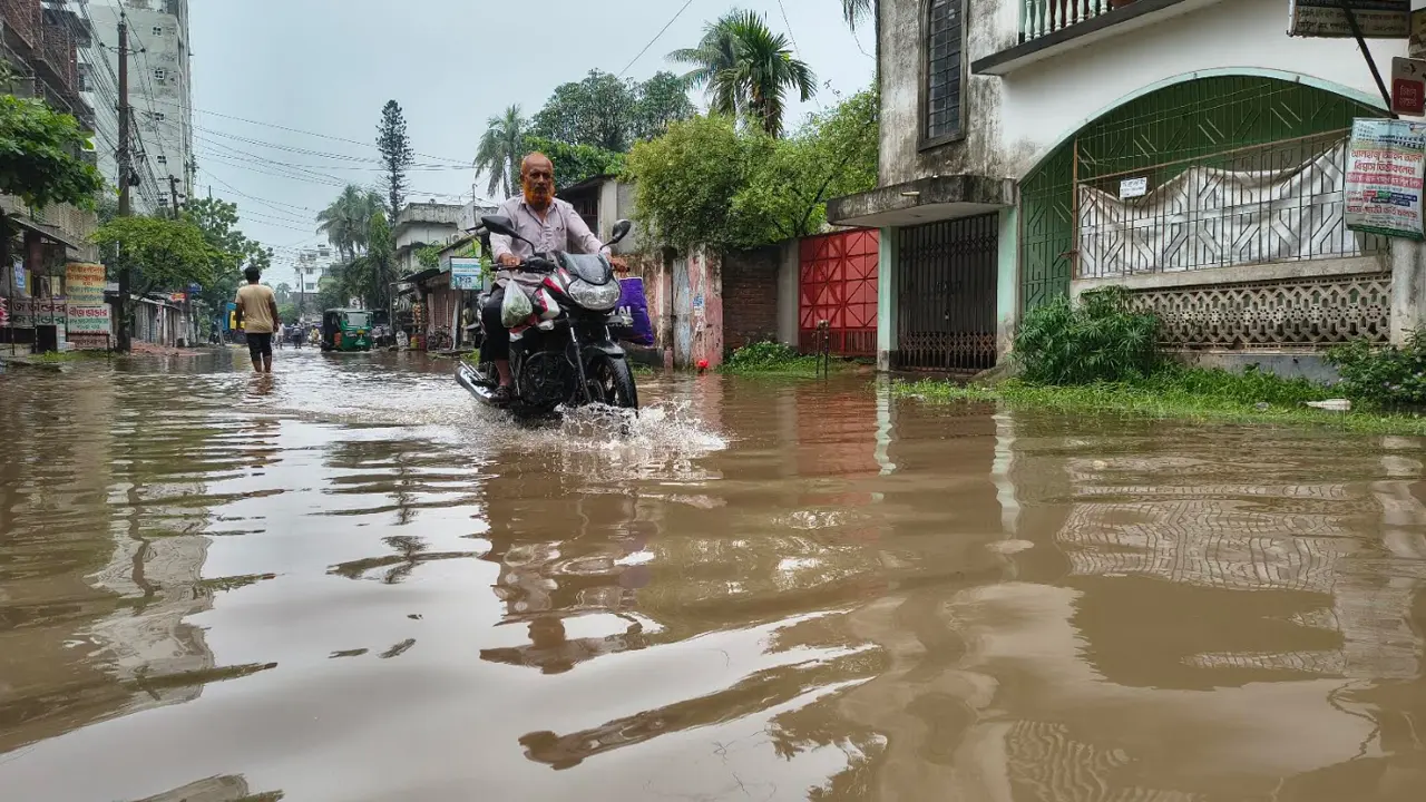 সামান্য বৃষ্টিতেই জলাবদ্ধতা, দুর্ভোগে পাবনা পৌরবাসী