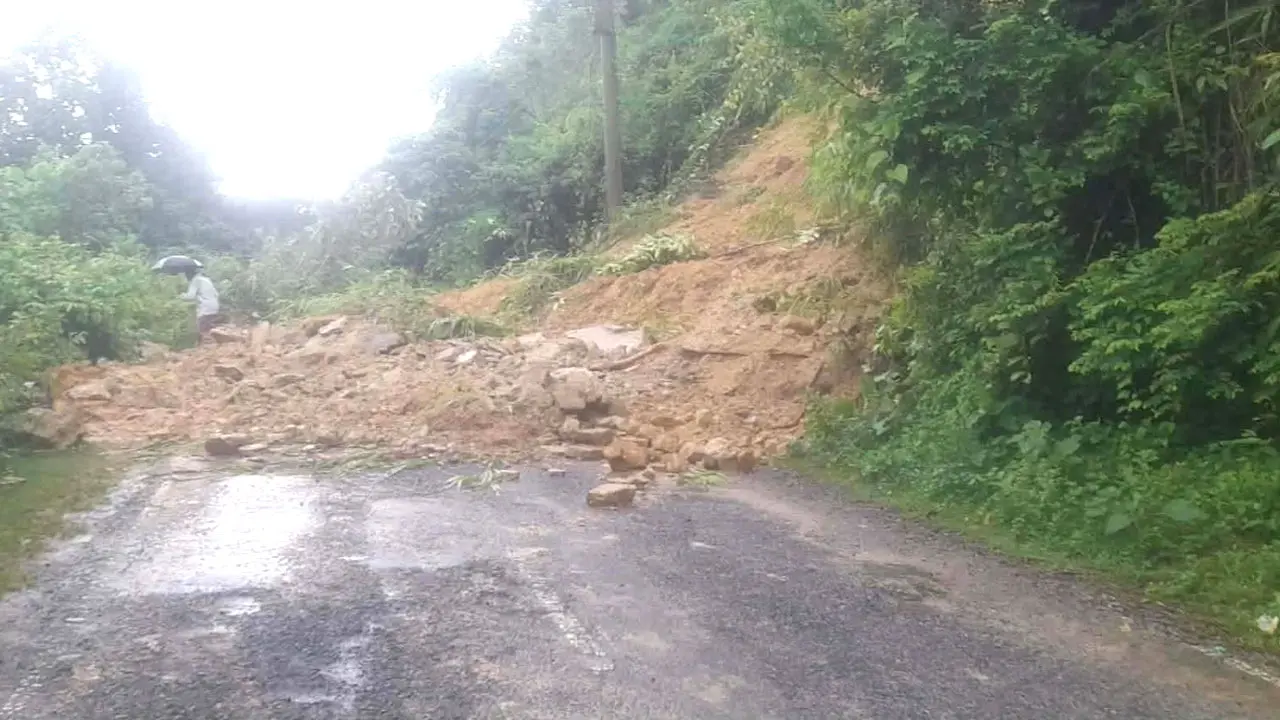 টানা বৃষ্টিতে কাপ্তাইয়ে পাহাড়ধস, সড়কে যান চলাচল বন্ধ