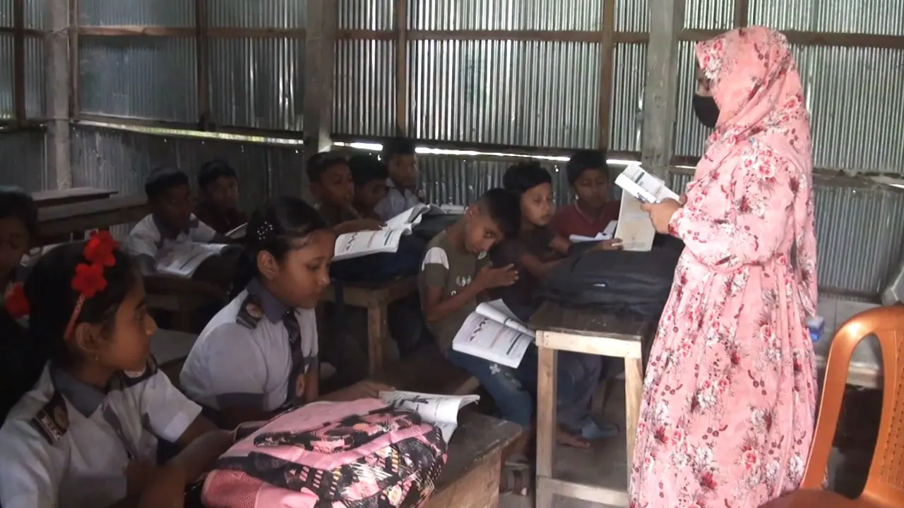 ঘুষ ছাড়া মেলে না বিনামূল্যের পাঠ্যবই, অভিযোগ কিন্ডারগার্টেনের শিক্ষকদের