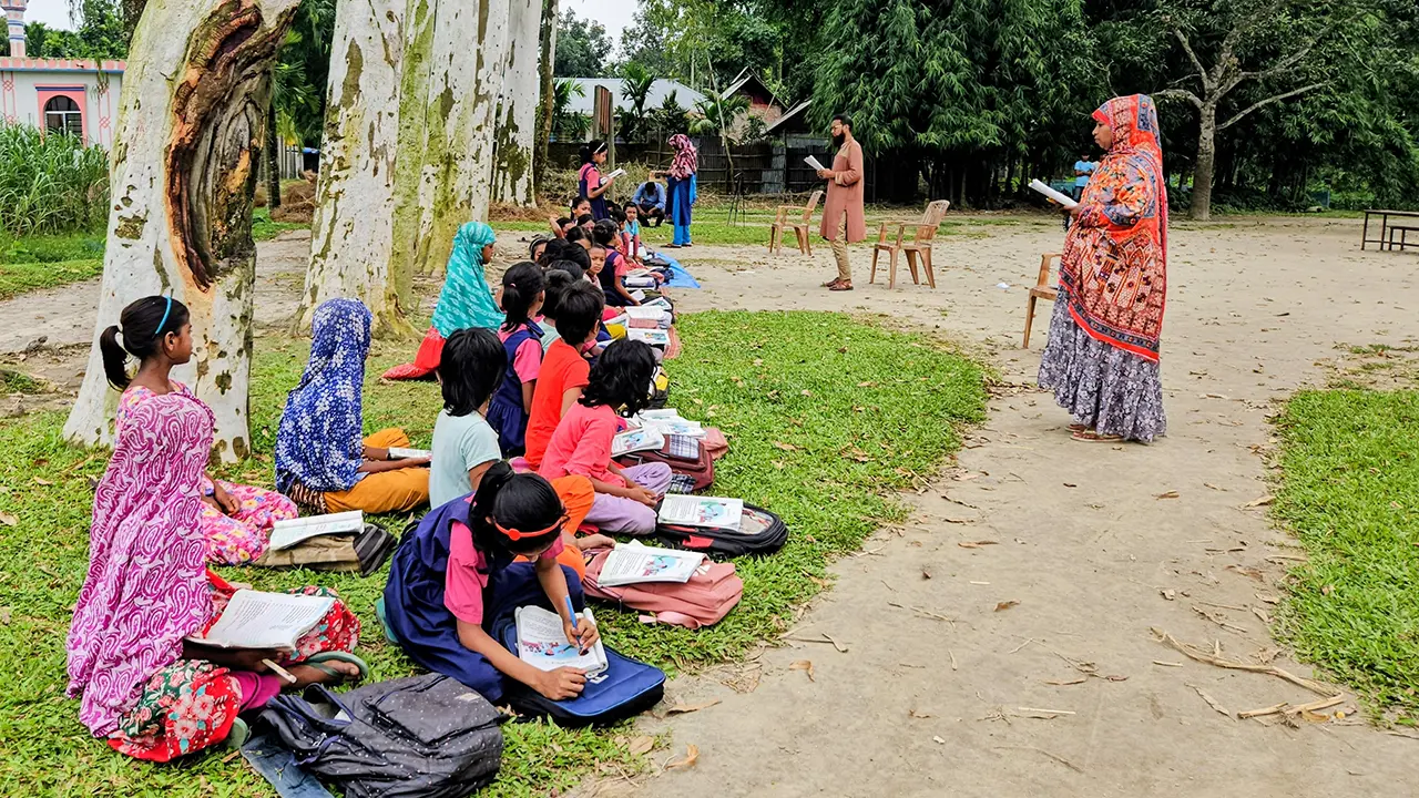 বিদ্যালয়ের ভবনে ফাটল, গাছতলায় চলছে পাঠদান