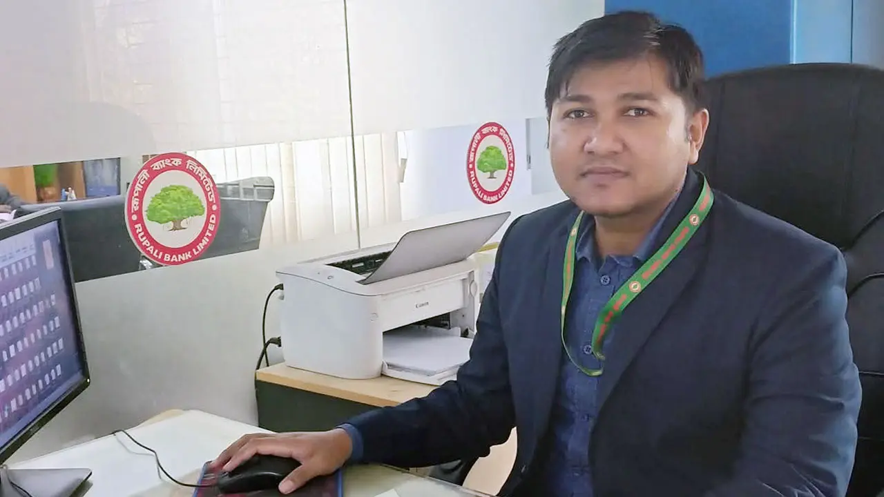 শিক্ষার্থীদের হয়রানির অভিযোগ ব্যাংক কর্মকর্তার বিরুদ্ধে