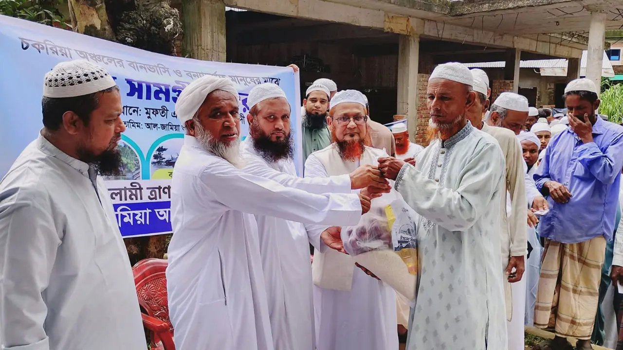বন্যার্তদের খাদ্য সহায়তা দিল আল-জামিয়া আল-ইসলামিয়া পটিয়া মাদরাসা