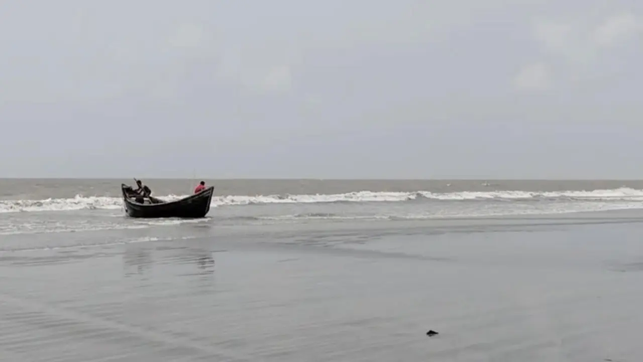 পটুয়াখালীতে সকাল থেকে মুষলধারে বৃষ্টি, বন্দরে ৩ নম্বর সতর্কতা সংকেত