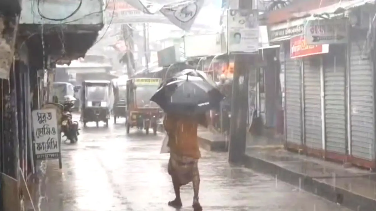 পটুয়াখালীতে টানা পাঁচ দিনের বৃষ্টিতে জনদুর্ভোগ, ৩ নম্বর সতর্ক সংকেত বহাল