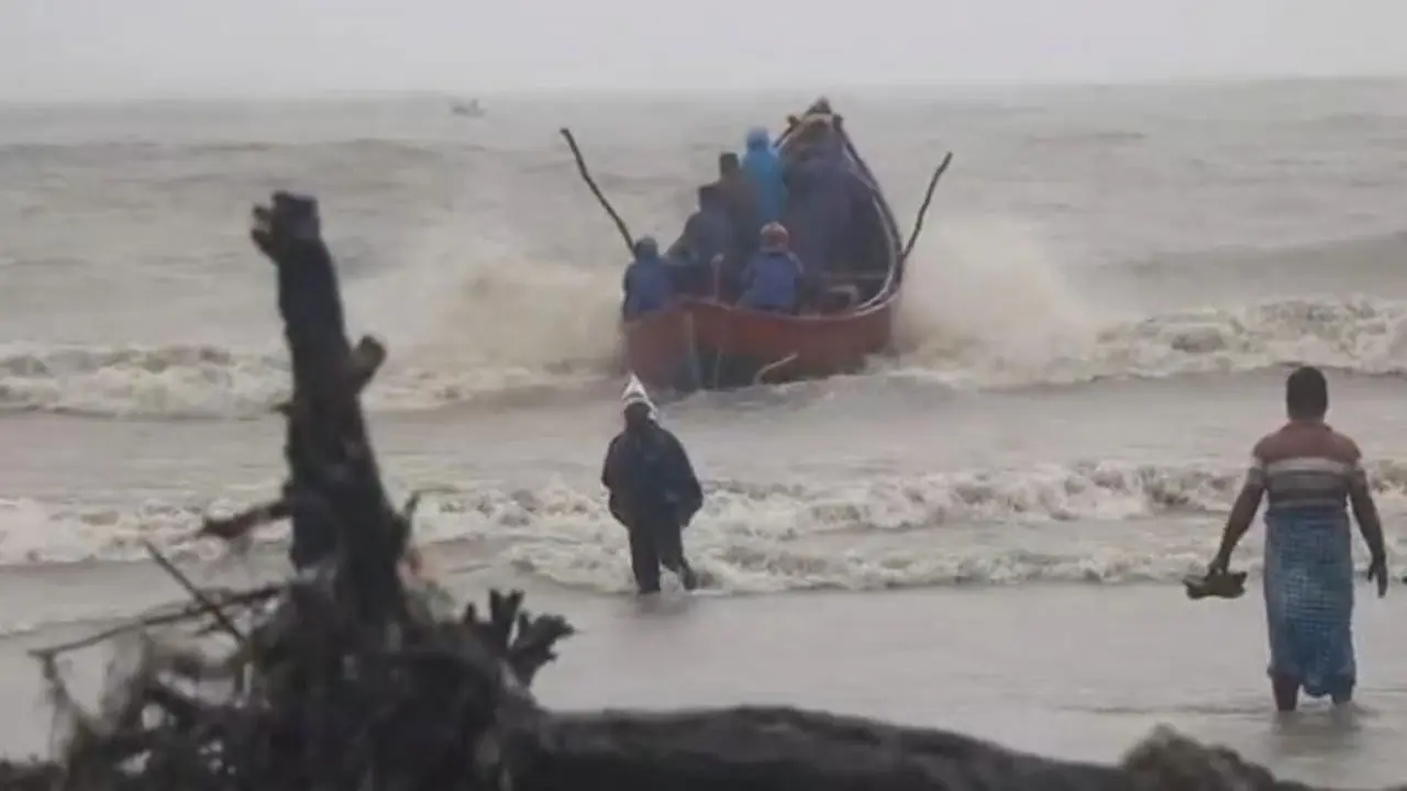 বঙ্গোপসাগরে ৩ ট্রলারডুবি, নিখোঁজ ১৩ জেলে