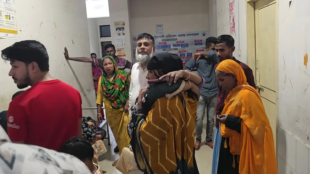 মেয়ের চোখের সামনে টমটমের চাপায় প্রাণ গেল মায়ের