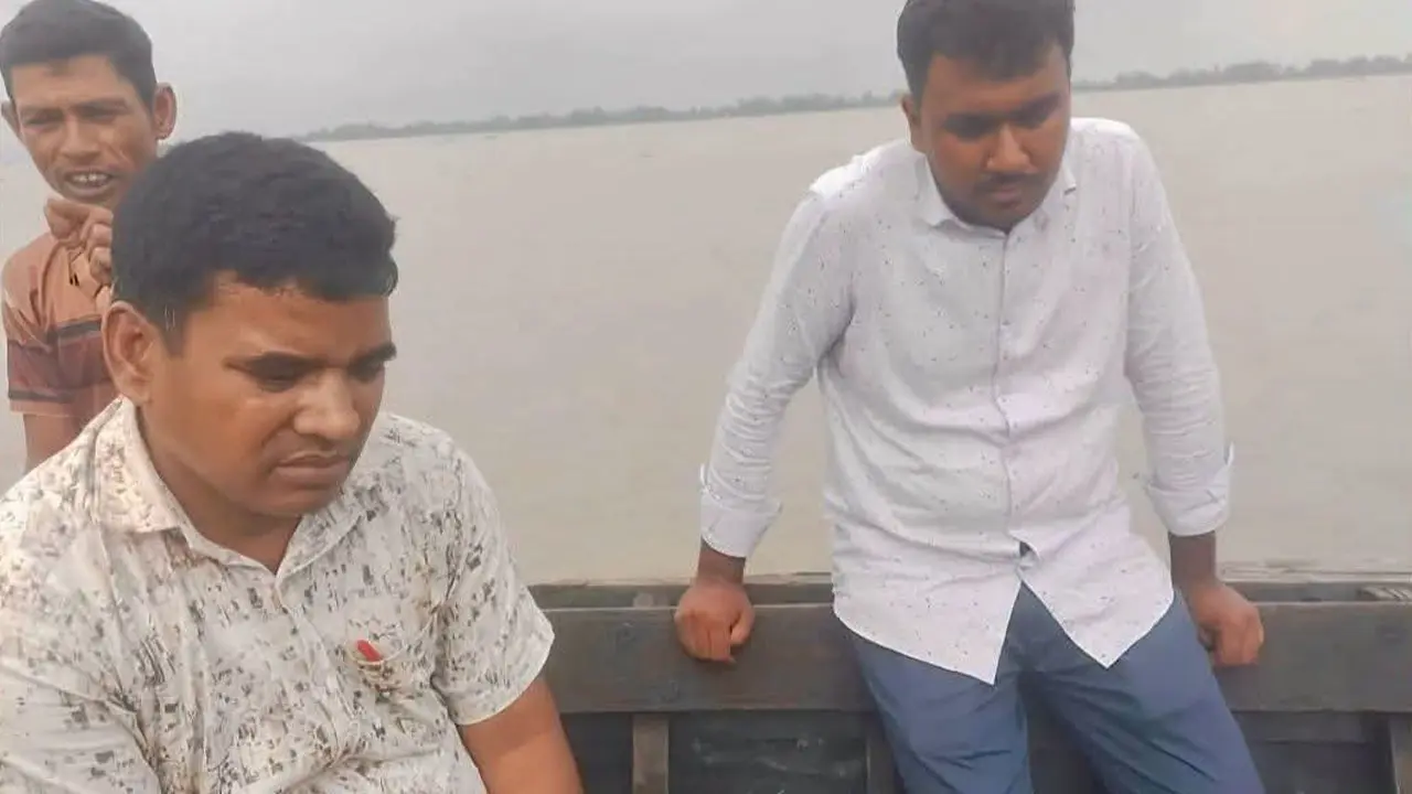 দিনদুপুরে ব্রহ্মপুত্র নদে নৌকায় ডাকাতি, এনজিও কর্মকর্তার ৮ লাখ টাকা লুট