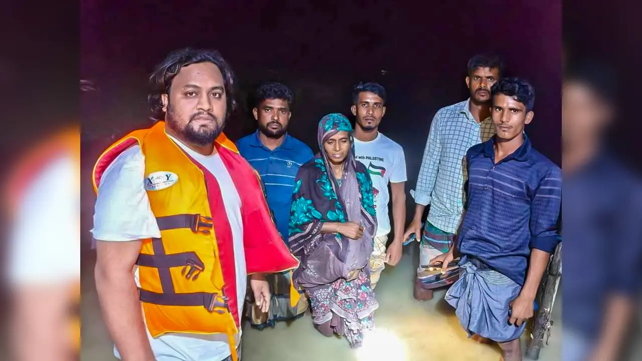 গানের পিজিত এবারও ছুটে গেলেন বন্যার্তদের কাছে