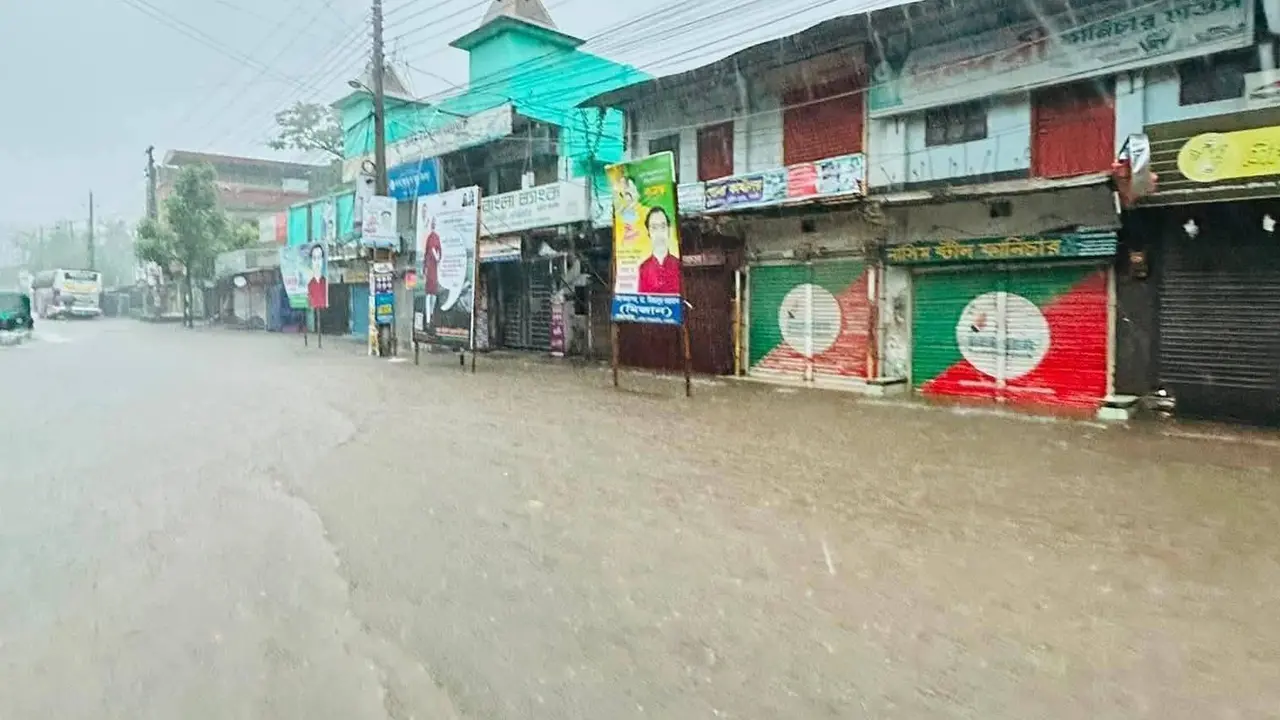 নওগাঁয় ২০ ঘণ্টায় ২৯৬ মিলিমিটার বৃষ্টি, জলাবদ্ধতায় দুর্ভোগ