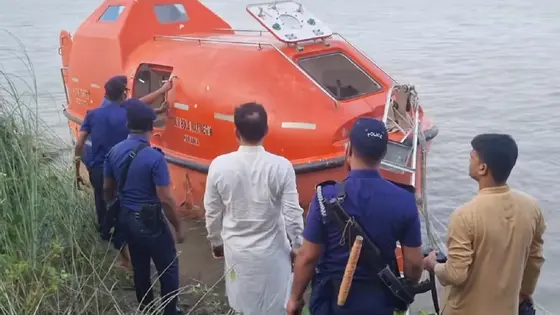 গভীর রাতে পদ্মায় স্পিডবোটে গুলি, যুবক আহত
