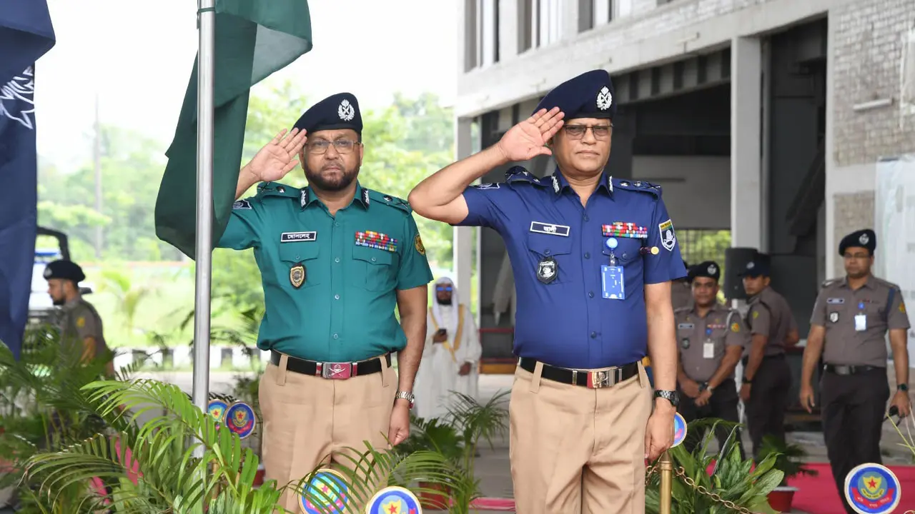 গাঢ় নীল-হালকা জলপাই শার্ট ও খাকি প্যান্টে ফিরলো পুলিশ
