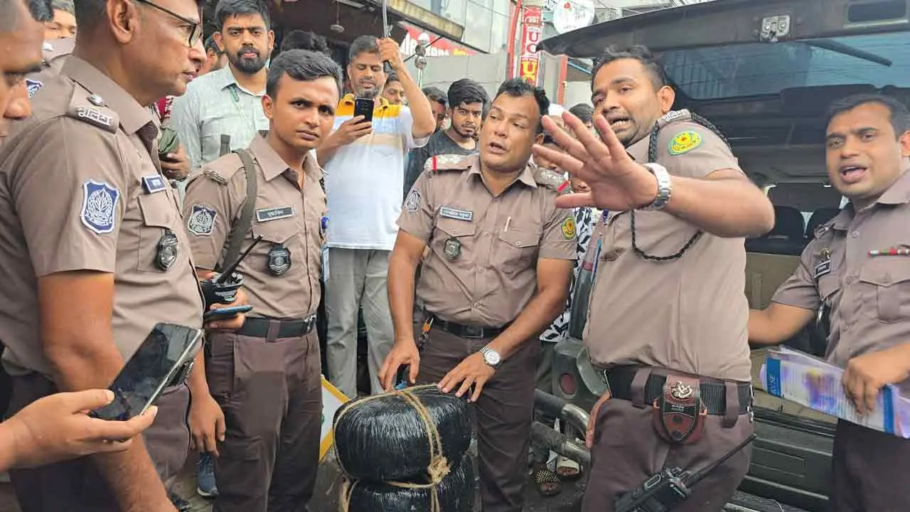 সিগন্যাল দিতেই দৌড়ে পালালো চালক, প্রাইভেটকারের পেছনে মিলল ৫ বস্তা গাঁজা
