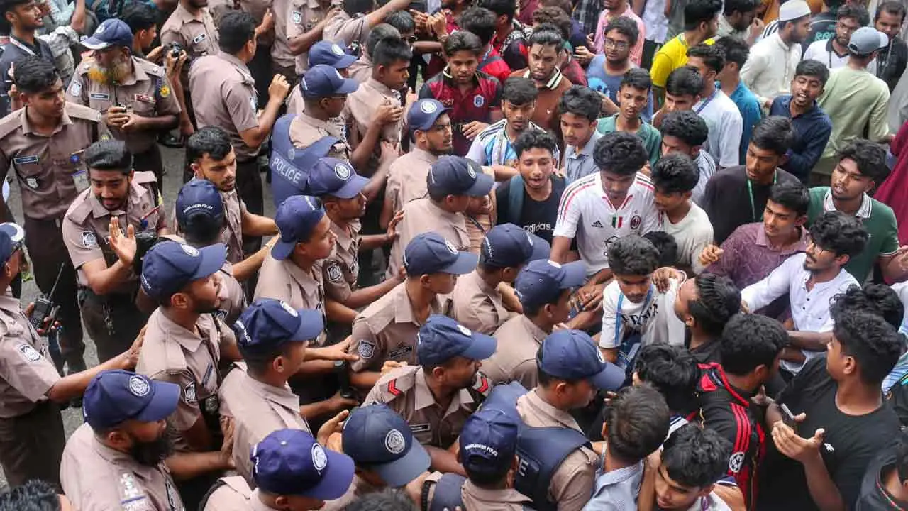 সায়েন্সল্যাব ছেড়ে শিক্ষা বোর্ড অভিমুখে শিক্ষার্থীরা, পথে পুলিশি বাধা