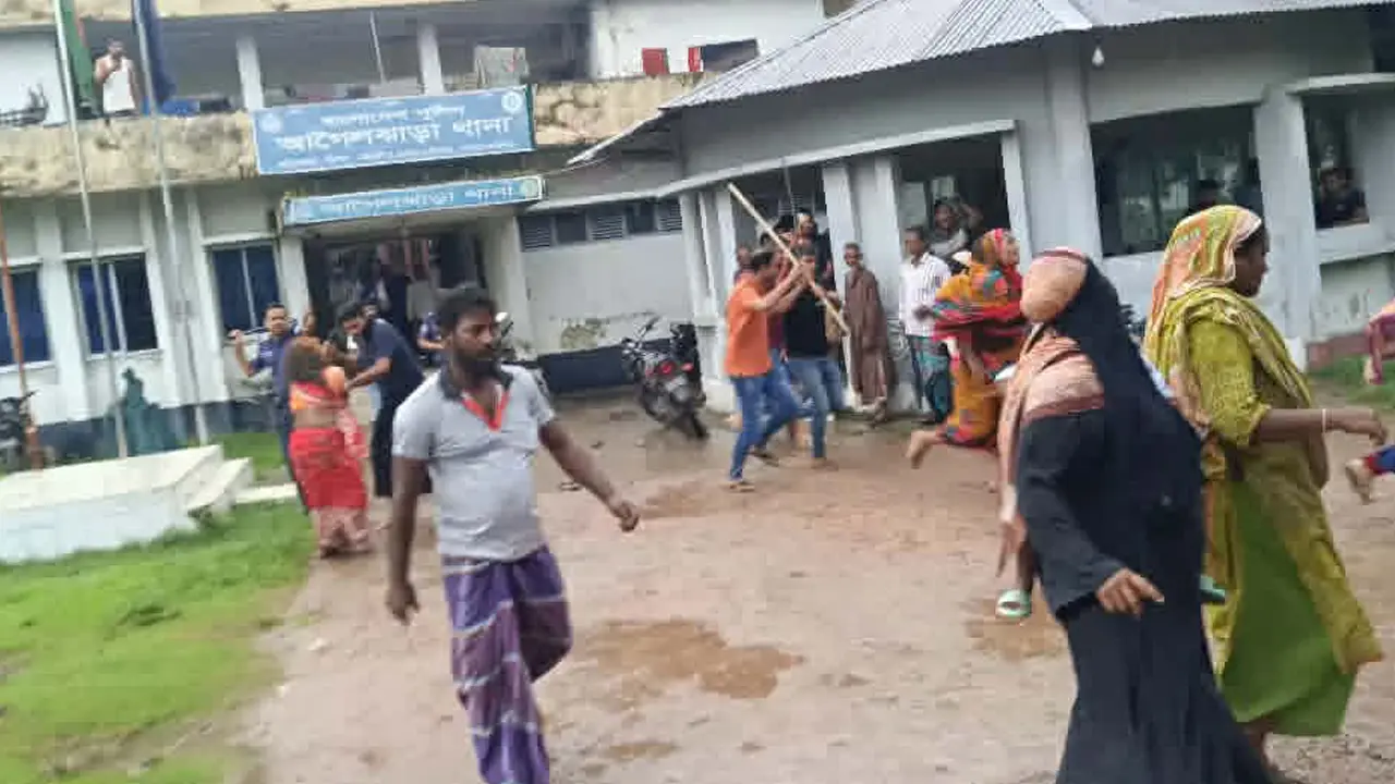 বরিশালে গ্রামবাসীর সঙ্গে সংঘর্ষে ৬ পুলিশসহ আহত ১২