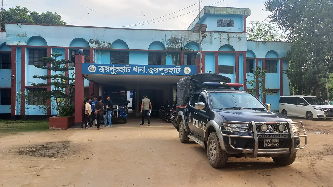 তালাবদ্ধ ঘরে মিলল তরুণের মরদেহ, বাবা পলাতক